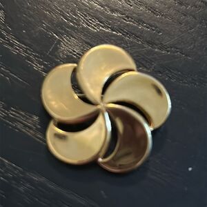 VIntage Mid-Centruy Crown Trifari Leaf Flower Brooch